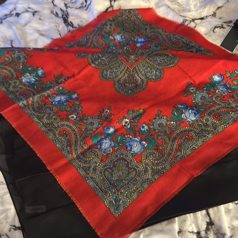 Red square scarf - Picture 3 of 3